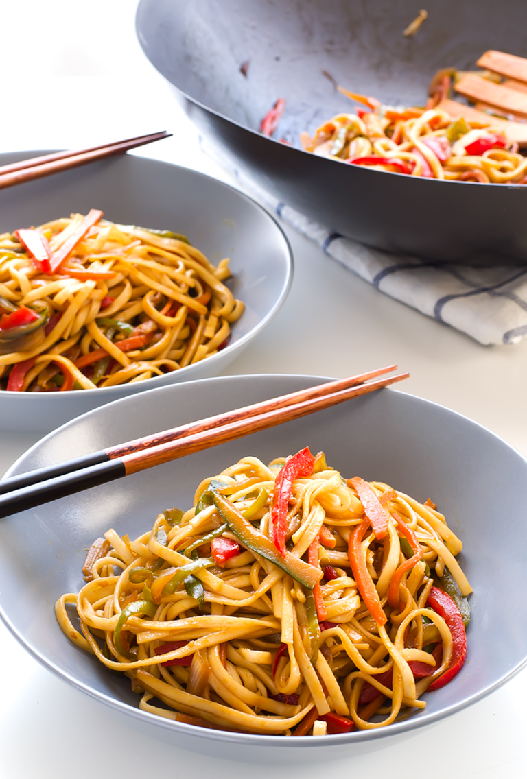 Vegan Stir Fried Udon Noodles. This 15 minute stir fry is so easy and so delicious! | #vegan