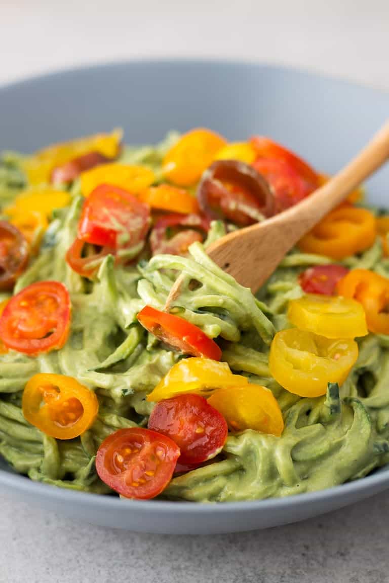 Zucchini Noodles with Avocado Sauce - These delicious zucchini noodles (or zoodles) with avocado sauce are ready in 10 minutes. Besides, this recipe requires just 7 ingredients to make.
