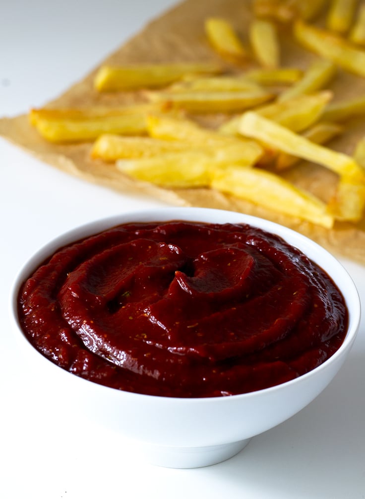 How to make healthy ketchup in 2 minutes | simpleveganblog.com #vegan #glutenfree #healthy