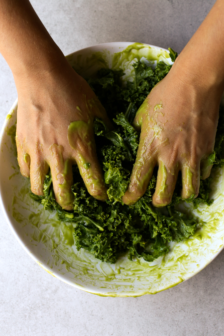 How to massage kale | simpleveganblog.com #vegan #oilfree #healthy