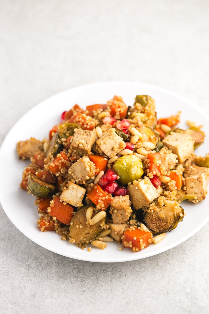 Festive roasted veggies and baked tofu - We love these roasted veggies and baked tofu with quinoa recipe because is pretty easy, super healthy and has an intense flavor.