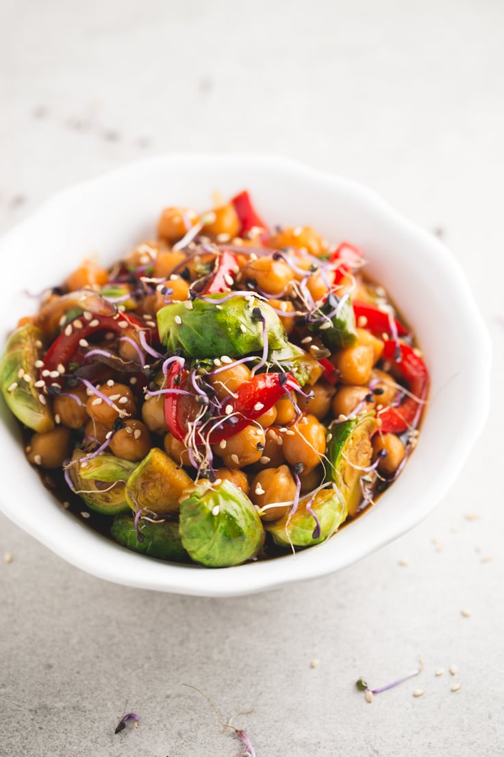 Salteado de garbanzos y verduras: ¿Alguna vez ha intentado hacer una receta de salteado con garbanzos? Antes usaba arroz o fideos, pero ahora estoy enamorado de este salteado de garbanzos y verduras.