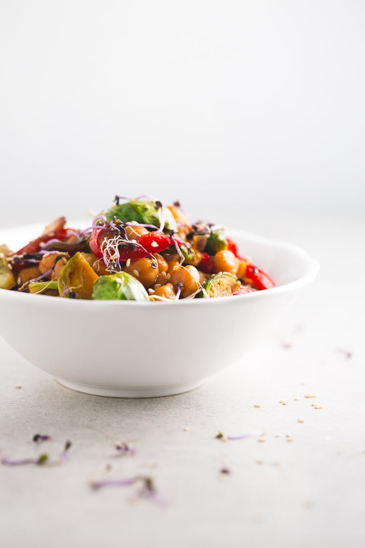 Chickpea and vegetable stir fry-har du nogensinde prøvet at lave en stir-fry opskrift ved hjælp af kikærter? Jeg brugte ris eller nudler før, men jeg er forelsket i denne kikærter og grøntsager stir-fry nu.