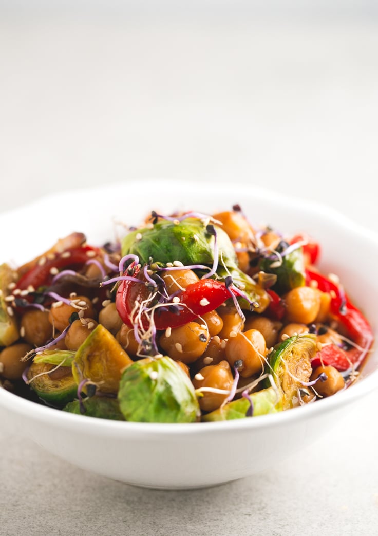 Salteado de garbanzos y verduras: ¿Alguna vez ha tratado de hacer una receta de salteado con garbanzos? Antes usaba arroz o fideos, pero ahora estoy enamorado de este salteado de garbanzos y verduras.