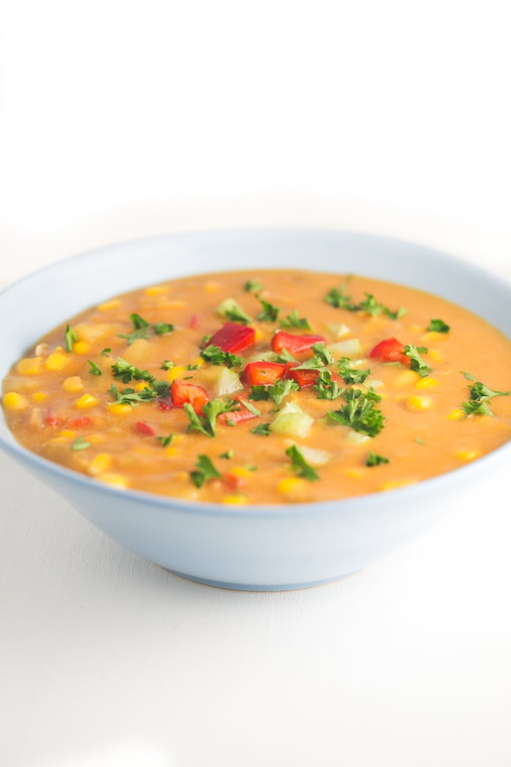 Vegan corn chowder - Amazing vegan corn chowder! It's ready in just 30 minutes, all the ingredients are easy to get and is a comforting and satisfying meal.