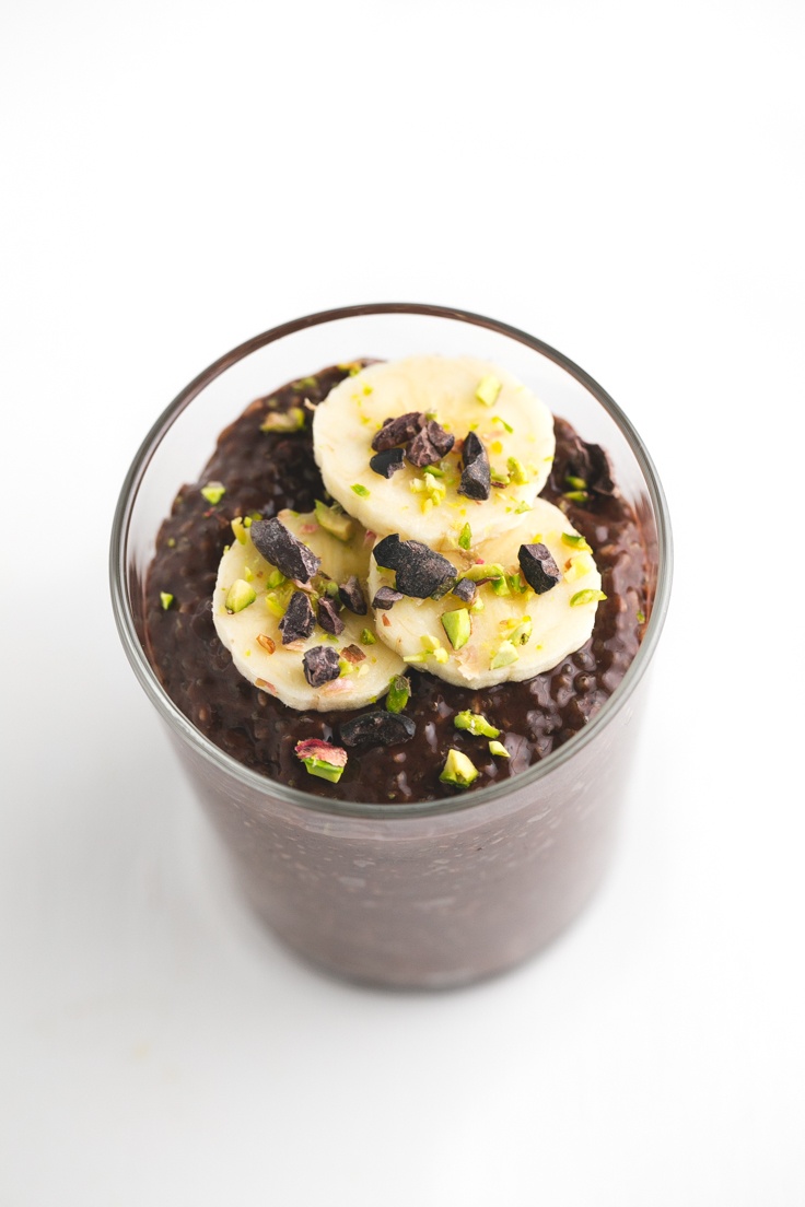 4-ingredient chocolate chia pudding - You only need 4 ingredients to make this delicious, low fat, healthy chocolate chia pudding. Just mix the ingredients and let stand the pudding overnight.