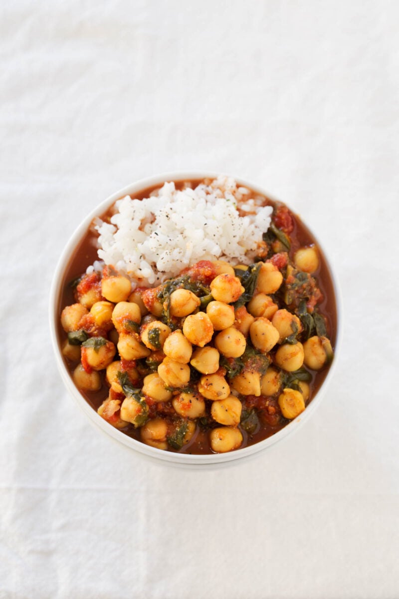 Chole Palak (Spinach with Chickpeas).- Chole Palak is an Indian recipe made with spinach and chickpeas. It's quite spicy, but so delicious. Besides, we've made an oil-free version.