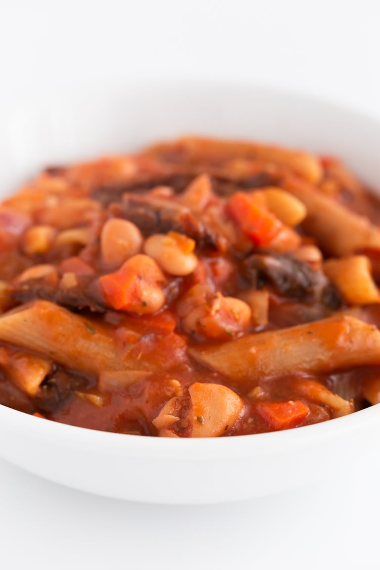 Pasta e Fagioli (Pasta and Beans) - Pasta e fagioli is an Italian dish made with pasta and pinto beans. It only requires one pot, easy to get ingredients and 20 minutes. #vegan #glutenfree #simpleveganblog