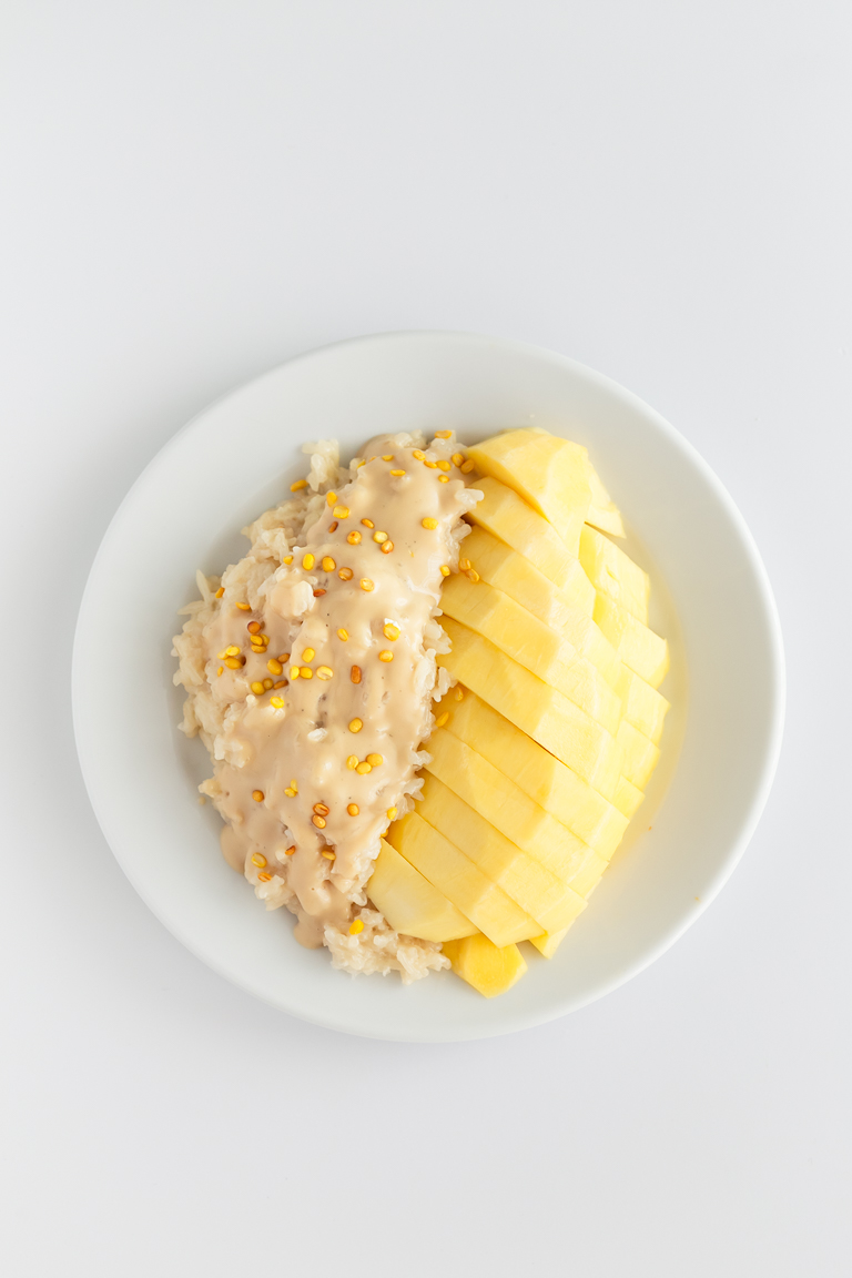 Thai Mango Sticky Rice - Thai mango sticky rice, made with rice, mango and a delicious coconut sauce. It's sweet, creamy and a scrumptious dessert. Only 7 ingredients needed! #vegan #glutenfree #simpleveganblog