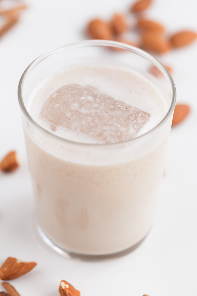 Vegan Mexican Horchata. - Vegan Mexican horchata, made with rice, almonds, water, a cinnamon stick and vanilla seeds. It's a refreshing drink, naturally sweetened with dates. #vegan #glutenfree #simpleveganblog