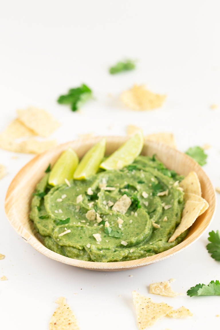 Easy Guacamole Dip. - You only need 6 ingredients to make this easy guacamole dip and is ready in 5 minutes. Enjoy it with some tortilla chips or crudites. #vegan #glutenfree #simpleveganblog