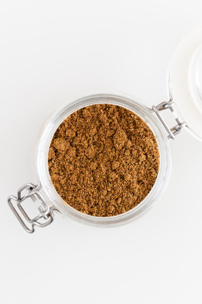 How To Make Garam Masala. - Learn how to make garam masala, a blend of ground spices common in Indian cuisine. This homemade version is so inexpensive and ready in less than 5 minutes. #vegan #glutenfree #simpleveganblog