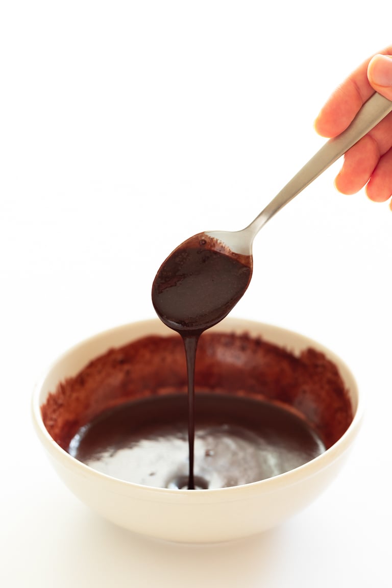 Homemade Chocolate Syrup (2 Ingredients). - Learn how to make homemade chocolate syrup in 2 minutes, using just 2 ingredients. It's a healthy alternative to store-bought syrups. #vegan #glutenfree #simpleveganblog