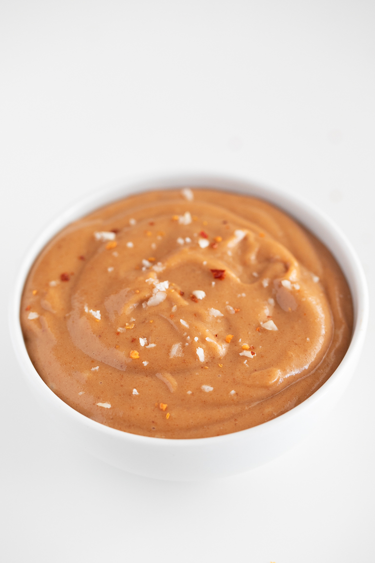 How To Make Peanut Sauce. - Learn how to make peanut sauce with just 7 ingredients in less than 5 minutes. It's a delicious, super creamy Thai sauce, made with easy to get ingredients. #vegan #glutenfree #simpleveganblog