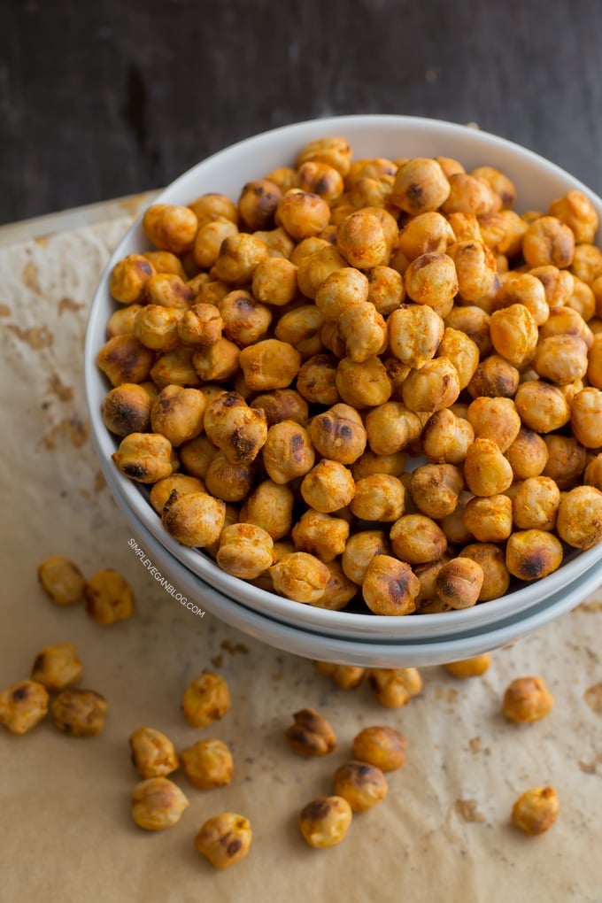 Spicy Roasted Chickpea Snack | simpleveganblog.com #vegan