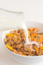#Vegan Mango Granola | Add you favorite plant milk and you have the perfect #breakfast!