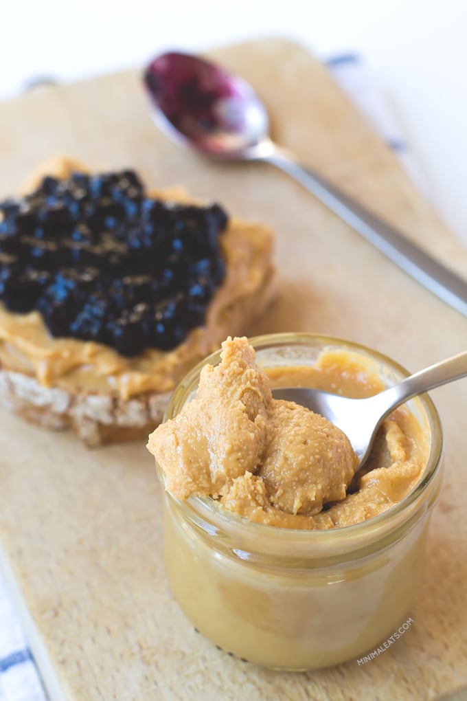 Homemade Peanut Butter. Just one ingredient! | minimaleats.com #vegan #glutenfree