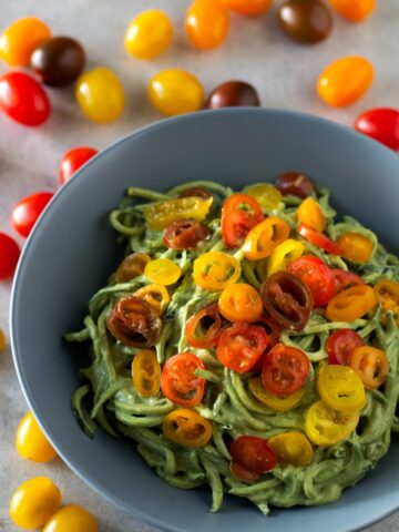 Zucchini Noodles with Avocado Sauce - These delicious zucchini noodles (or zoodles) with avocado sauce are ready in 10 minutes. Besides, this recipe requires just 7 ingredients to make.
