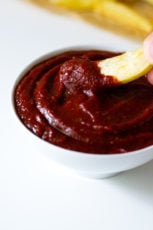 2-Minute healthy ketchup recipe | simpleveganblog.com #vegan #glutenfree #healthy