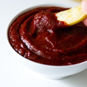 2-Minute healthy ketchup recipe | simpleveganblog.com #vegan #glutenfree #healthy