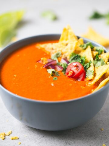 Mexican-style tomato soup | simpleveganblog.com #vegan #glutenfree