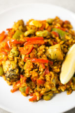 Spanish vegetable rice - This Spanish vegetable rice is perfect for those days you want to cook something fancy, but don't want to spend hours in the kitchen. It tastes like heaven!