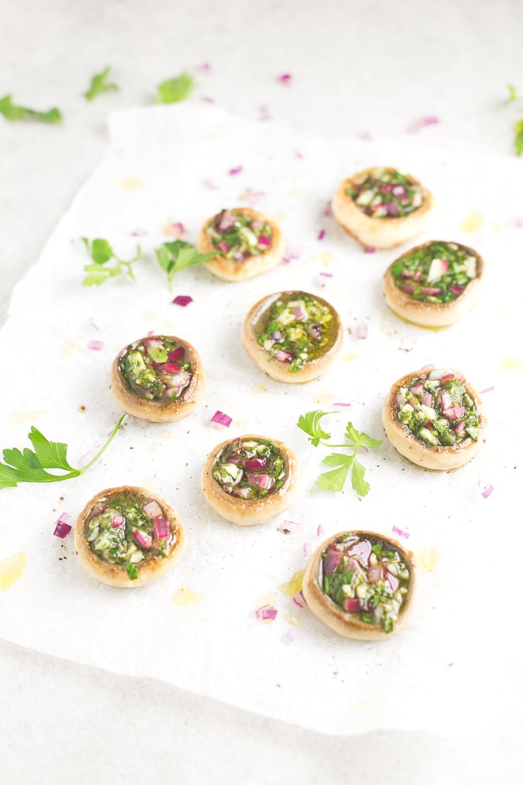 Vegan no-bake stuffed mushrooms - Stuffed mushrooms are the perfect appetizer for Christmas and this no-bake recipe is super simple and full of flavor. 