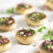 No-bake stuffed mushrooms - Stuffed mushrooms are the perfect appetizer for Christmas and this no-bake recipe is super simple and full of flavor.