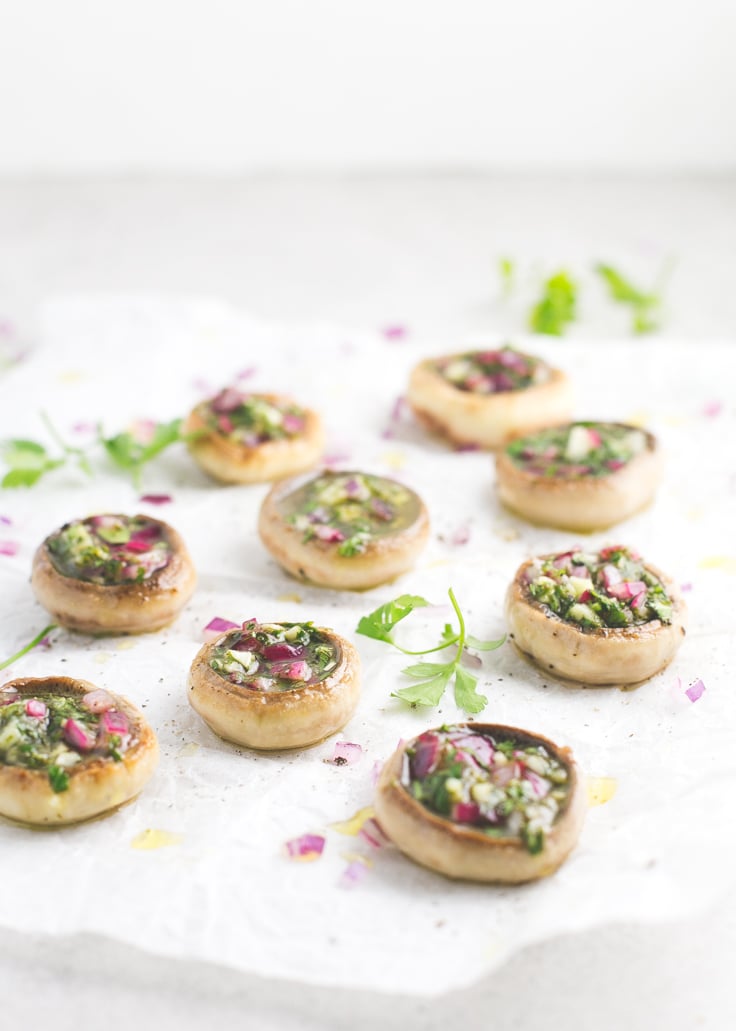 No-bake stuffed mushrooms recipe - Stuffed mushrooms are the perfect appetizer for Christmas and this no-bake recipe is super simple and full of flavor. 