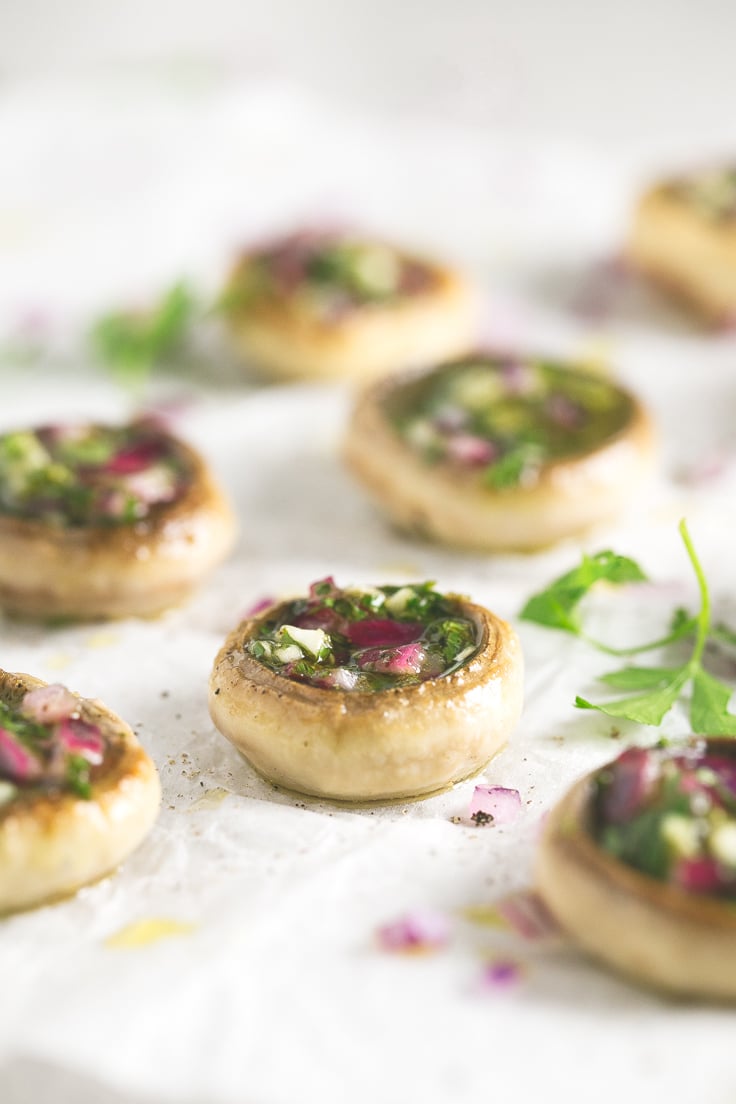 No-bake stuffed mushrooms - Stuffed mushrooms are the perfect appetizer for Christmas and this no-bake recipe is super simple and full of flavor. 