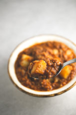 Fat free Spanish lentil stew - This fat free Spanish lentil stew is healthy comfort food! It's a super satiating dish, perfect for cold days.