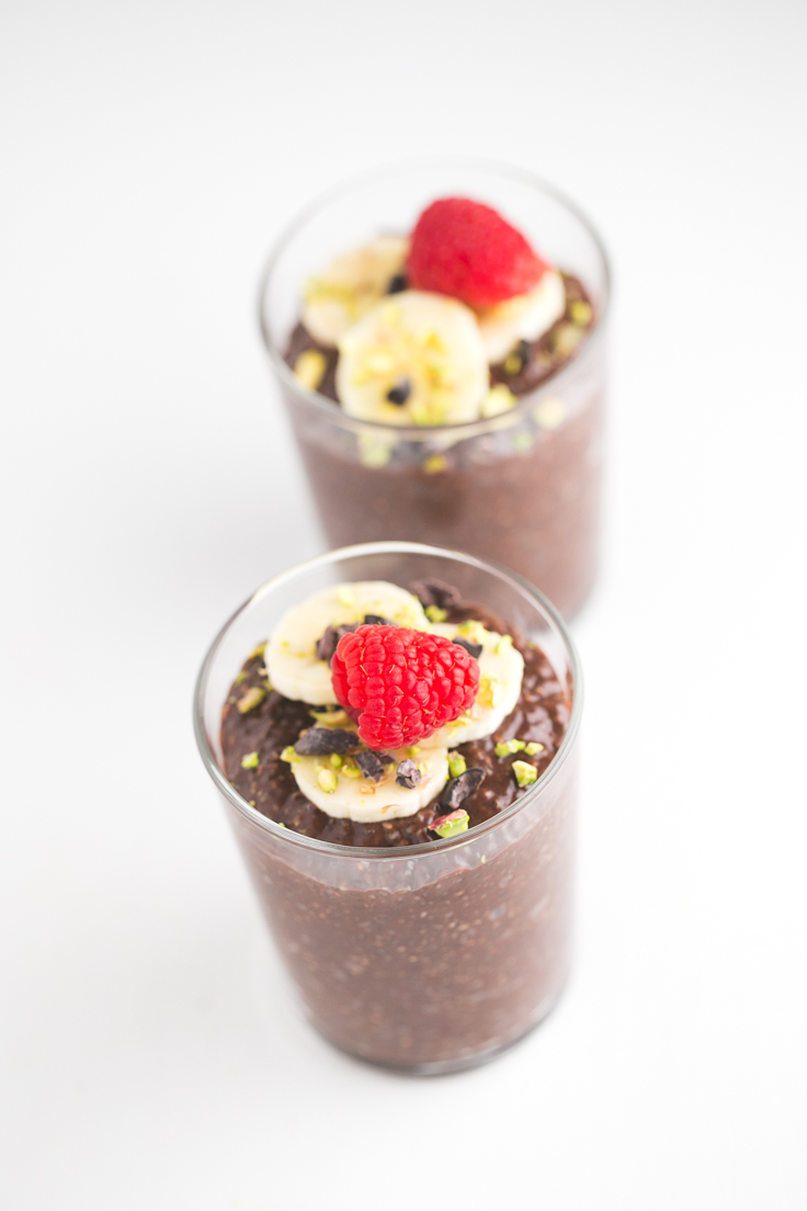 4-ingredient chocolate chia pudding - You only need 4 ingredients to make this delicious, low fat, healthy chocolate chia pudding. Just mix the ingredients and let stand the pudding overnight.