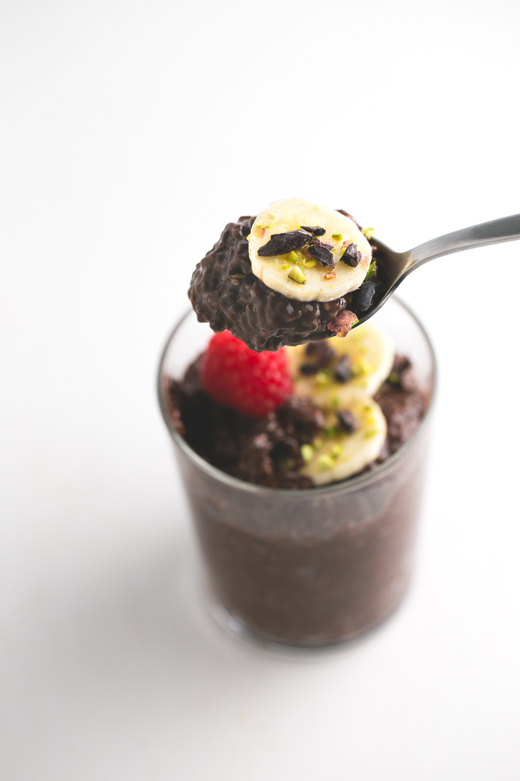 4-ingredient chocolate chia pudding - You only need 4 ingredients to make this delicious, low fat, healthy chocolate chia pudding. Just mix the ingredients and let stand the pudding overnight.