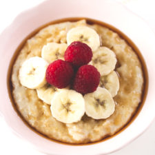 Simple vegan recipes - This simple vegan oatmeal is my all time favorite breakfast recipe. I could eat it every single day and is so healthy!