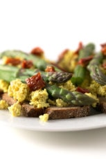 Tofu scramble toasts - These tofu scramble toasts are perfect to start your day enjoying something delicious, savory and nutritious. This scramble recipe tastes like real eggs!