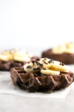 Vegan gluten-free chocolate waffles - These vegan gluten free chocolate waffles are great to start your morning enjoying a delicious, super healthy, nutritious meal.