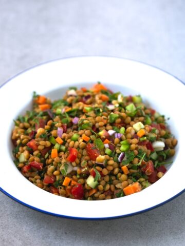 Photo of a shallow dish with lentil salad.