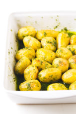 Roasted pesto potatoes - Roasted pesto potatoes! It sounds great and tastes better. I couldn't live without potatoes, they're perfect for Christmas and if you also add pesto, you have the perfect side dish.