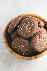 These vegan gluten-free Spanish chocolate polvorones are a healthy alternative to traditional polvorones, which are made with lard, sugar and white flour.