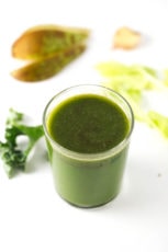 Digestive aid green juice - This green juice is great to improve digestion naturally. It's made with ginger, so is a healthy alternative to coffee in the morning.
