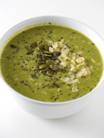 Immune boosting green soup - This soup is perfect to boost your immune system and is also great if you're already sick. The ingredients are awesome and have amazing health properties.