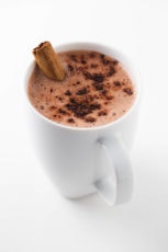 Vegan hot chocolate - This vegan hot chocolate is perfect for fall or winter because is so warm and cozy. It's made with just 4 ingredients, is super healthy and tastes amazing.