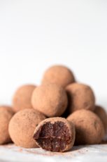 Vegan Chocolate Orange Truffles. - These vegan chocolate orange truffles are ready in 15 minutes or even less and are a super healthy treat or snack.