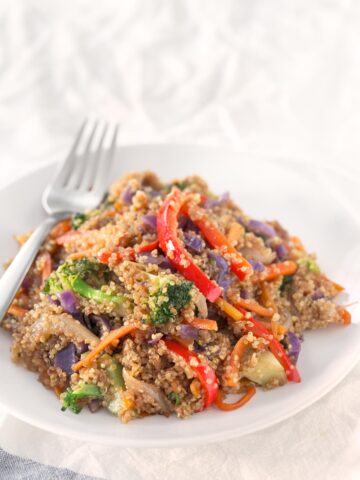 Quinoa Stir Fry with Vegetables. - Save some time cooking big batches of quinoa or rice to make healthy meals during the week, like this quinoa stir fry with vegetables. It's so tasty!