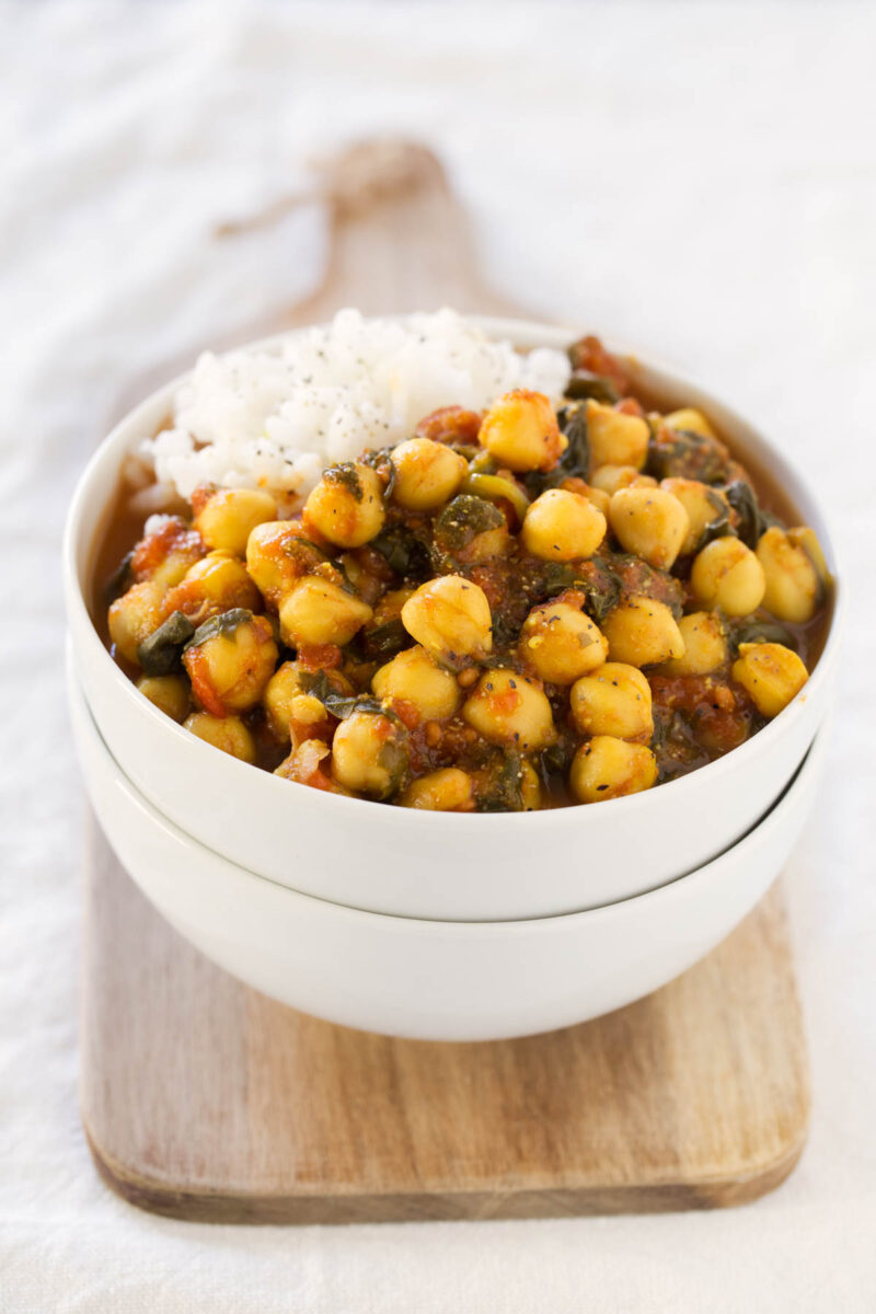 Chole Palak (Spinach with Chickpeas).- Chole Palak is an Indian recipe made with spinach and chickpeas. It's quite spicy, but so delicious. Besides, we've made an oil-free version.