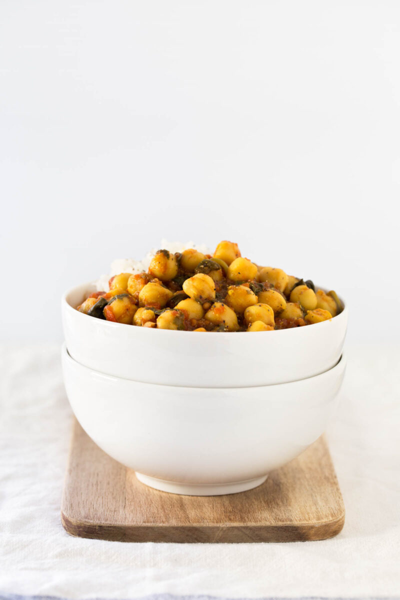 Chole Palak (Spinach with Chickpeas).- Chole Palak is an Indian recipe made with spinach and chickpeas. It's quite spicy, but so delicious. Besides, we've made an oil-free version.