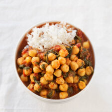 Chole Palak (Spinach with Chickpeas).- Chole Palak is an Indian recipe made with spinach and chickpeas. It's quite spicy, but so delicious. Besides, we've made an oil-free version.