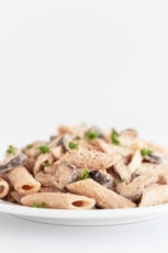 Vegan Mushroom Pasta. - This 9-ingredient vegan mushroom pasta is so creamy, healthy and easy to make. It's ready in 20 minutes and total comfort food! #vegan #glutenfree #simpleveganblog