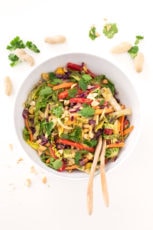 Vegan Thai Salad.- This vegan Thai salad is so beautiful, colorful and refreshing. Besides, it's made in just 15 minutes with healthy and natural ingredients.