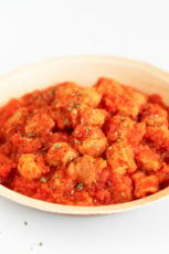 Vegan Spanish Magro con Tomate. - Spanish vegan magro con tomate, a plant-based version of this classic dish. It's high in protein and low in fat, as is made with soy instead of meat.﻿ #vegan #glutenfree #simpleveganblog